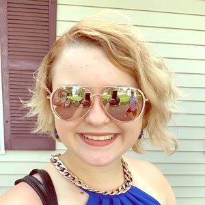 Meet your Posher, Alexis